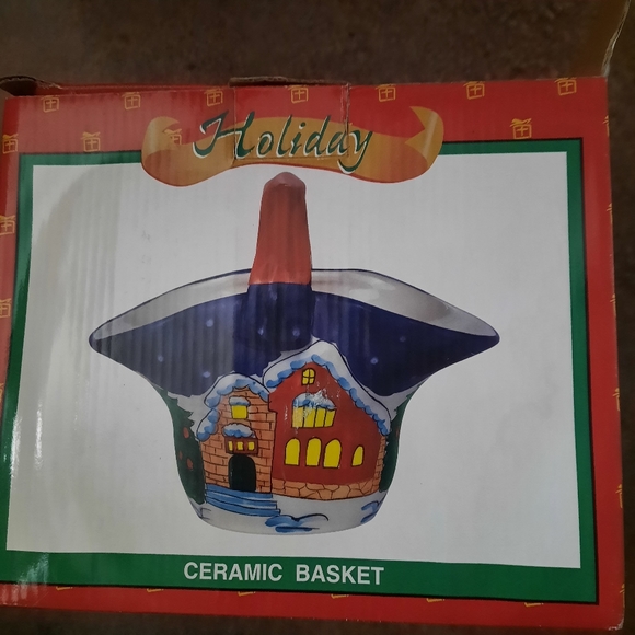 World Bazzar Ceramic Christmas Basket 7"H x 8"L x 6"W - Picture 2 of 6